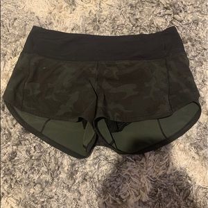 Dark Green Camo Lululemon Speed Up Short Size 4
